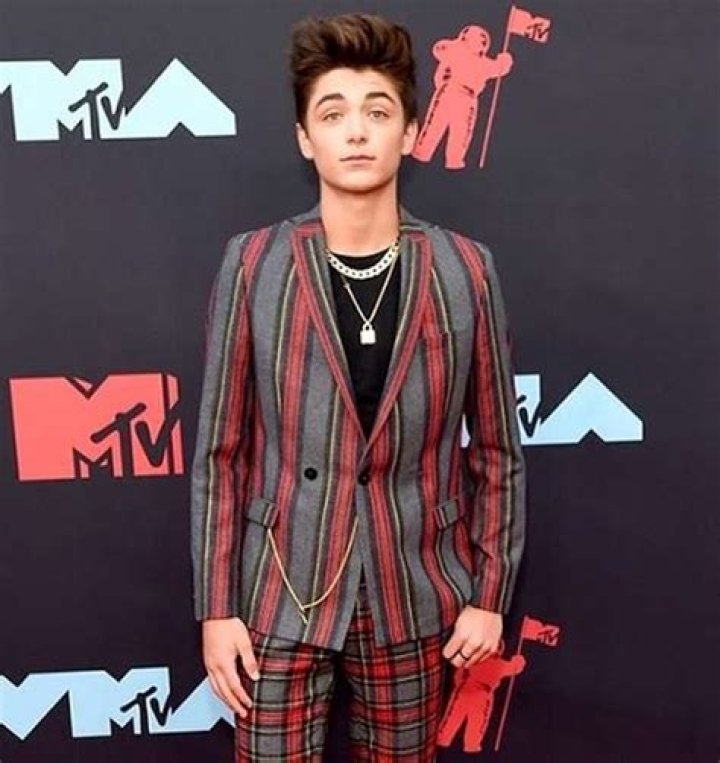 Asher Angel Wiki, Age, Height, Girlfriend, Net Worth, Birthday