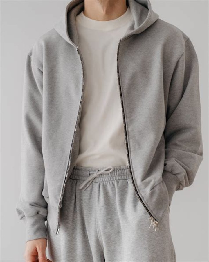 DANIEL SIMMONS LAUNCHES NEW COLLECTION FOR HIS NAMESAKE LABEL