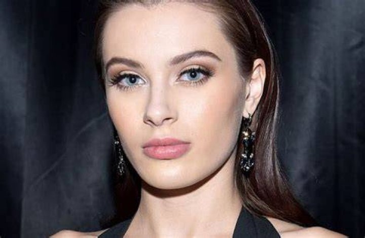 Desde la pileta y de espaldas, Lana Rhoades pos&oacute; con una microbikini