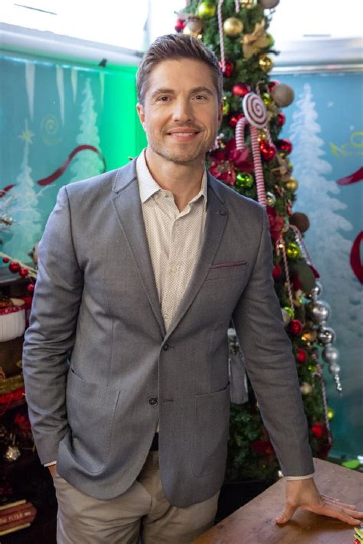 Eric Winter on Finding Santa Hallmark Channel