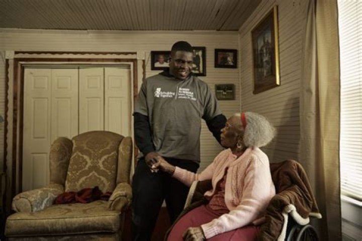 Frank Gore returns home to help neighborhood of West Coconut Grove