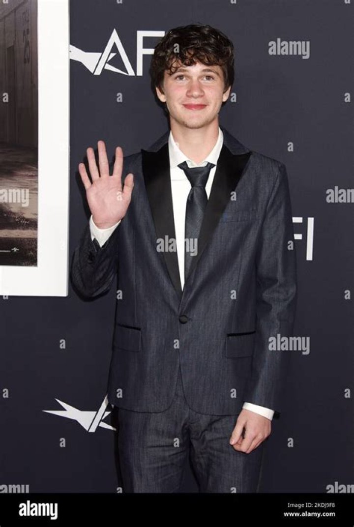 Gabriel Bateman Age, Net Worth, Girlfriend, Family and Biography