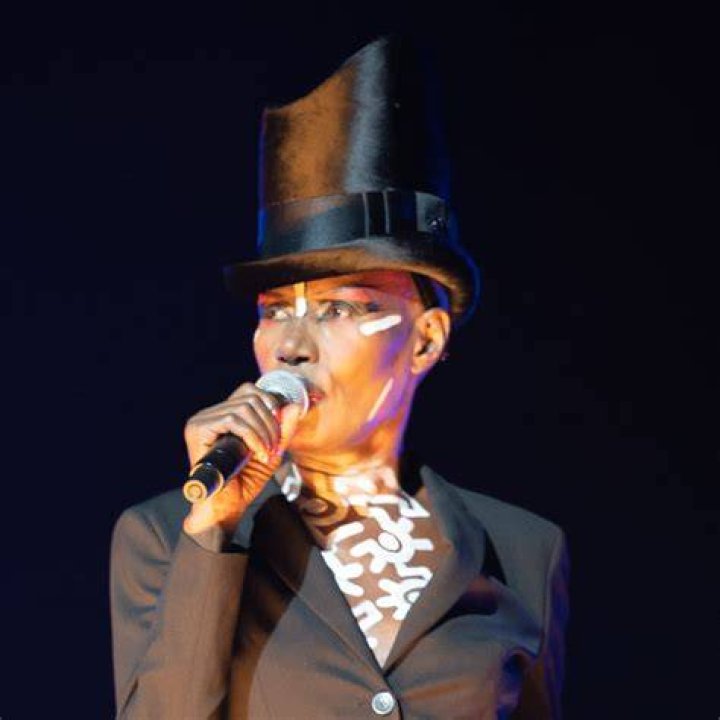 Grace Jones steals show at Paris Fashion Week (photos)