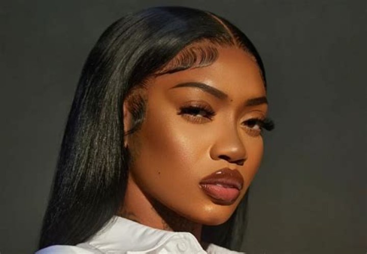 How old is Jada Kingdom? Singer receives promise ring from rapper