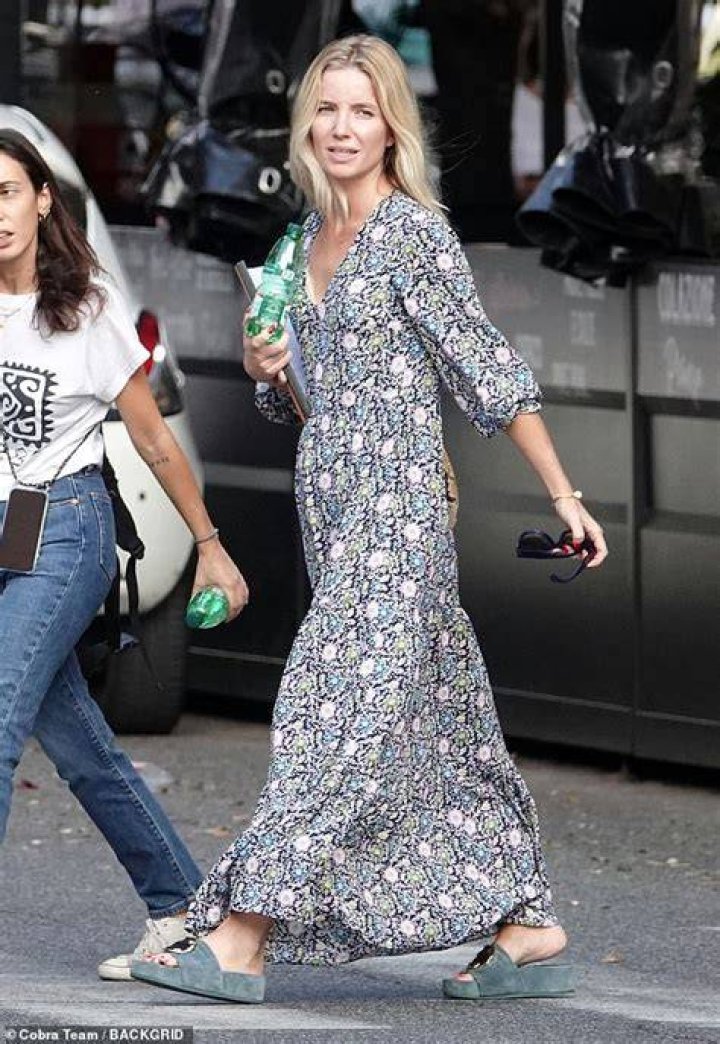 How tall is Annabelle Wallis
