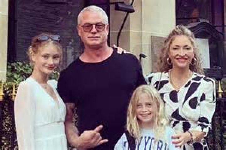 How tall is Eric Dane