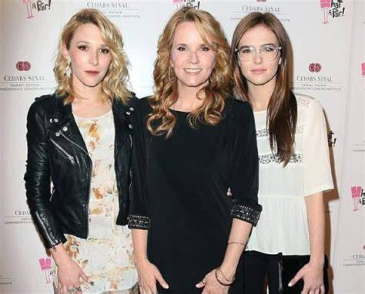 How tall is Lea Thompson