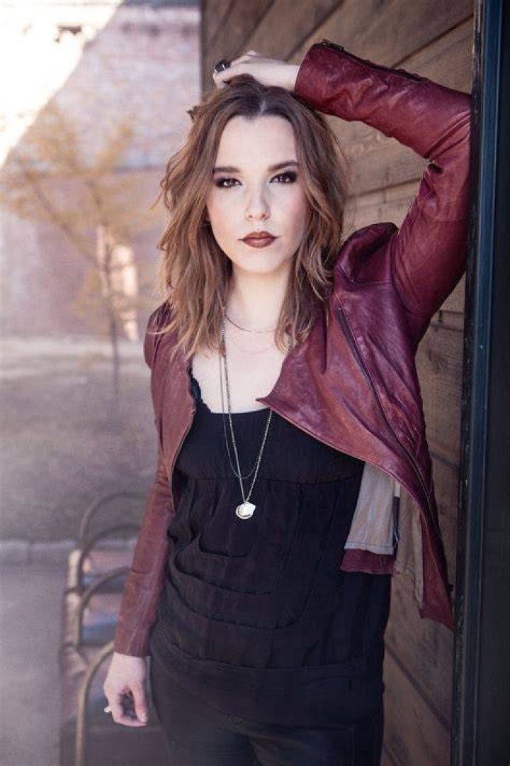 How tall is Lzzy Hale