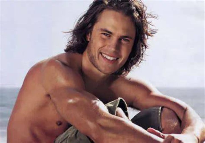 How tall is Taylor Kitsch