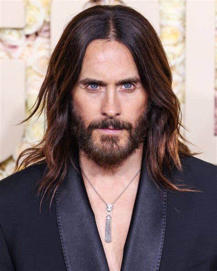 Jared Leto wears a flower to the 2016 Academy AwardsLainey Gossip