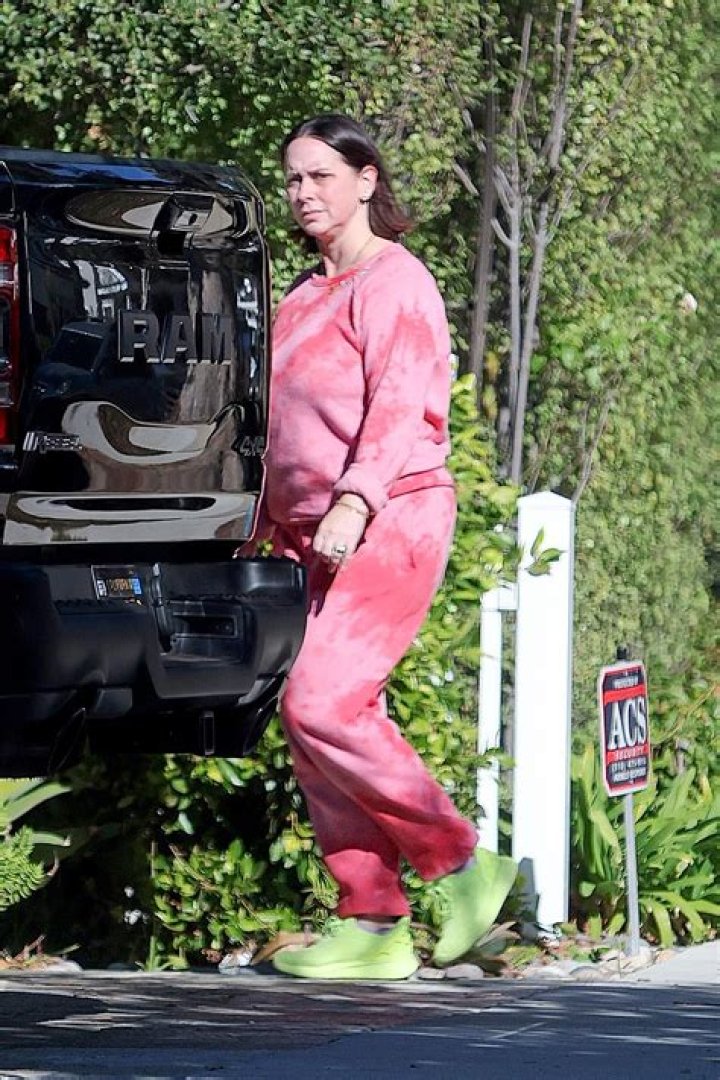 Jennifer Love Hewitt Steps Out With Boyfriend Alex Beh & Betty White