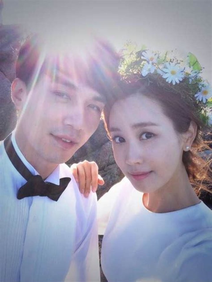 Lee Da Hae Posts Sweet Wedding Pics with Lee Dong Wook as Hotel King