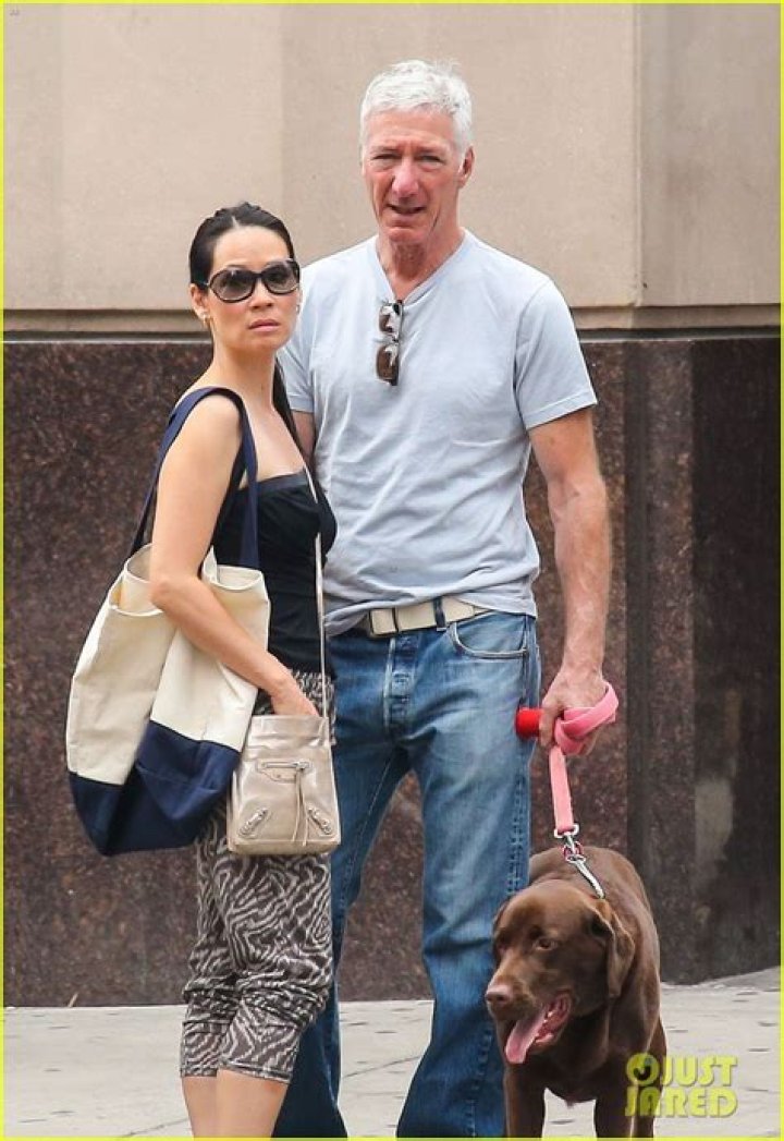Lucy Liu and her dog go on mystery date / PetsPyjamas
