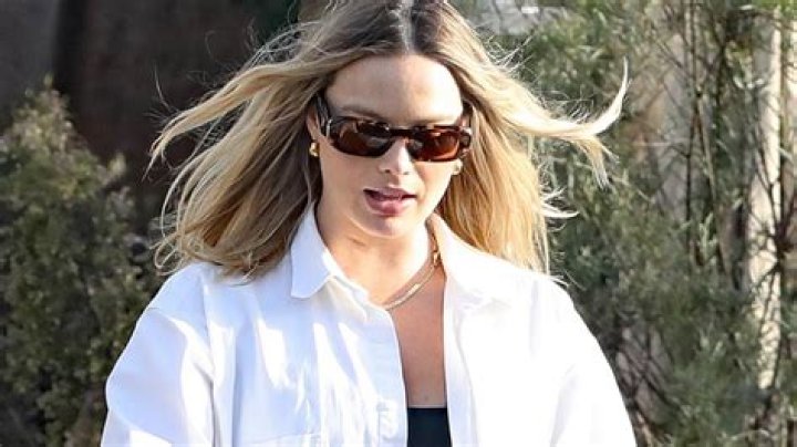 Margot Robbie Steps Out With Her Mother At The Babylon Premier Glamour UK