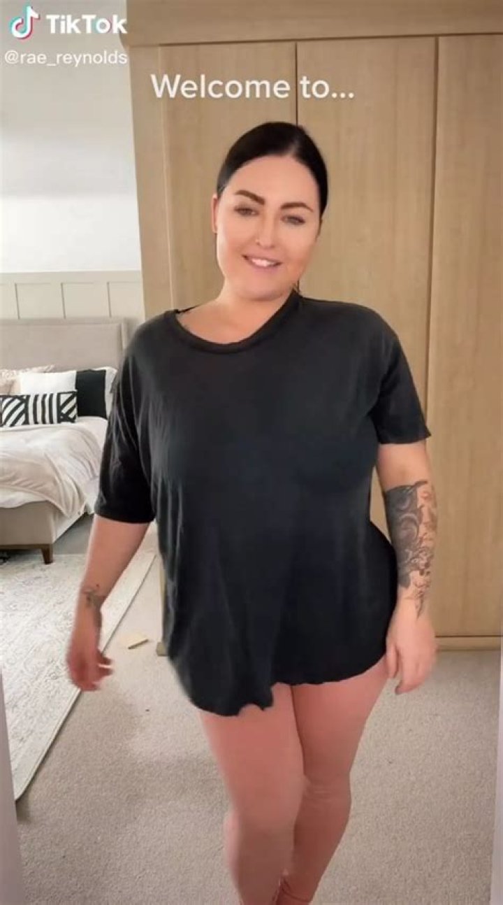OnlyFans model wows fans in red lingerie declaring &lsquo;mums can do it too