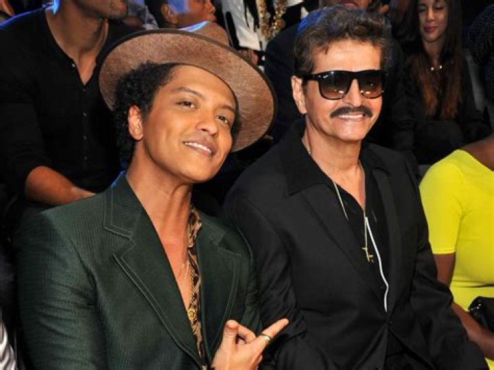 PETER HERNANDEZ.BRUNO MARS DAD ON THE RIGHT Bruno mars, Bruno, Dads