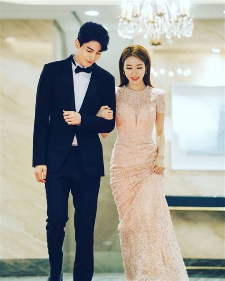Petition for Lee Dong Wook and Yoo In Na to get married in real life
