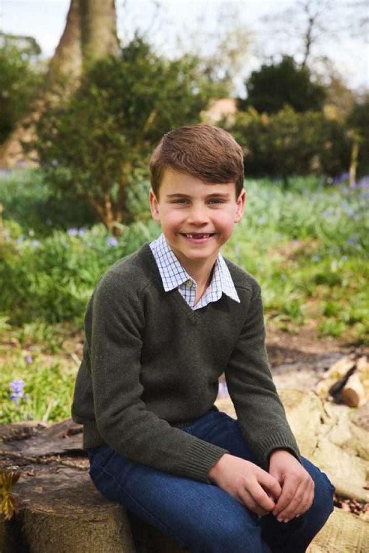 Prince Louis' fifth birthday marked by wheelbarrow photo BBC News