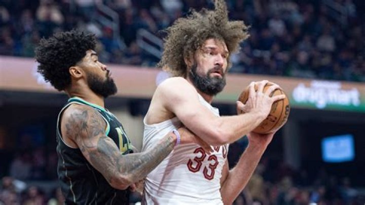 Report Robin Lopez returns to Bucks for second stint with brother Brook