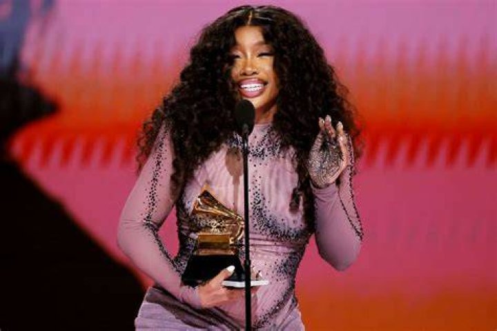 SZA How old was SZA in 2008? Drake's relationship explored as singer