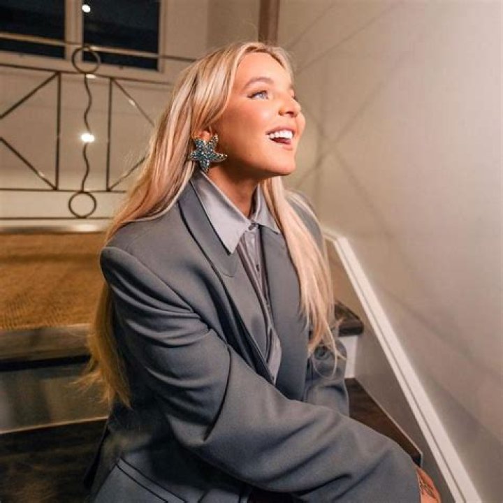 TONES AND I (Singer) Wiki, Biography, Age, Boyfriend, Family, Facts and